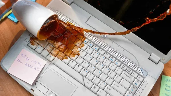 màn hình laptop bị ẩm do tiếp xúc với chất lỏng
