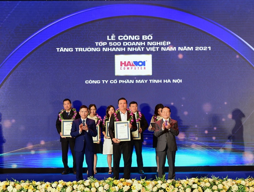 Con người HACOM nhận lễ trao giải Top thương hiệu hàng đầu Việt Nam